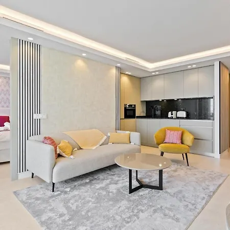 Fully Renovated Frontline Flat Марбелья