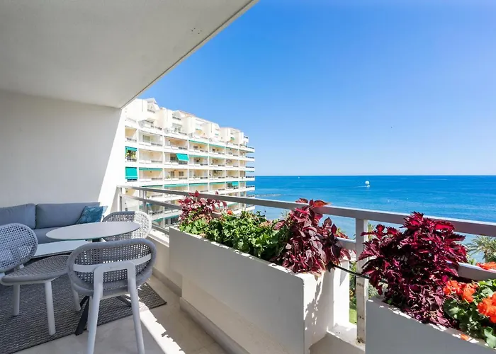 Апартаменты Fully Renovated Frontline Flat Марбелья