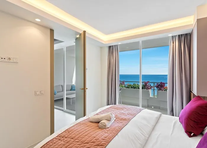 Fully Renovated Frontline Flat *